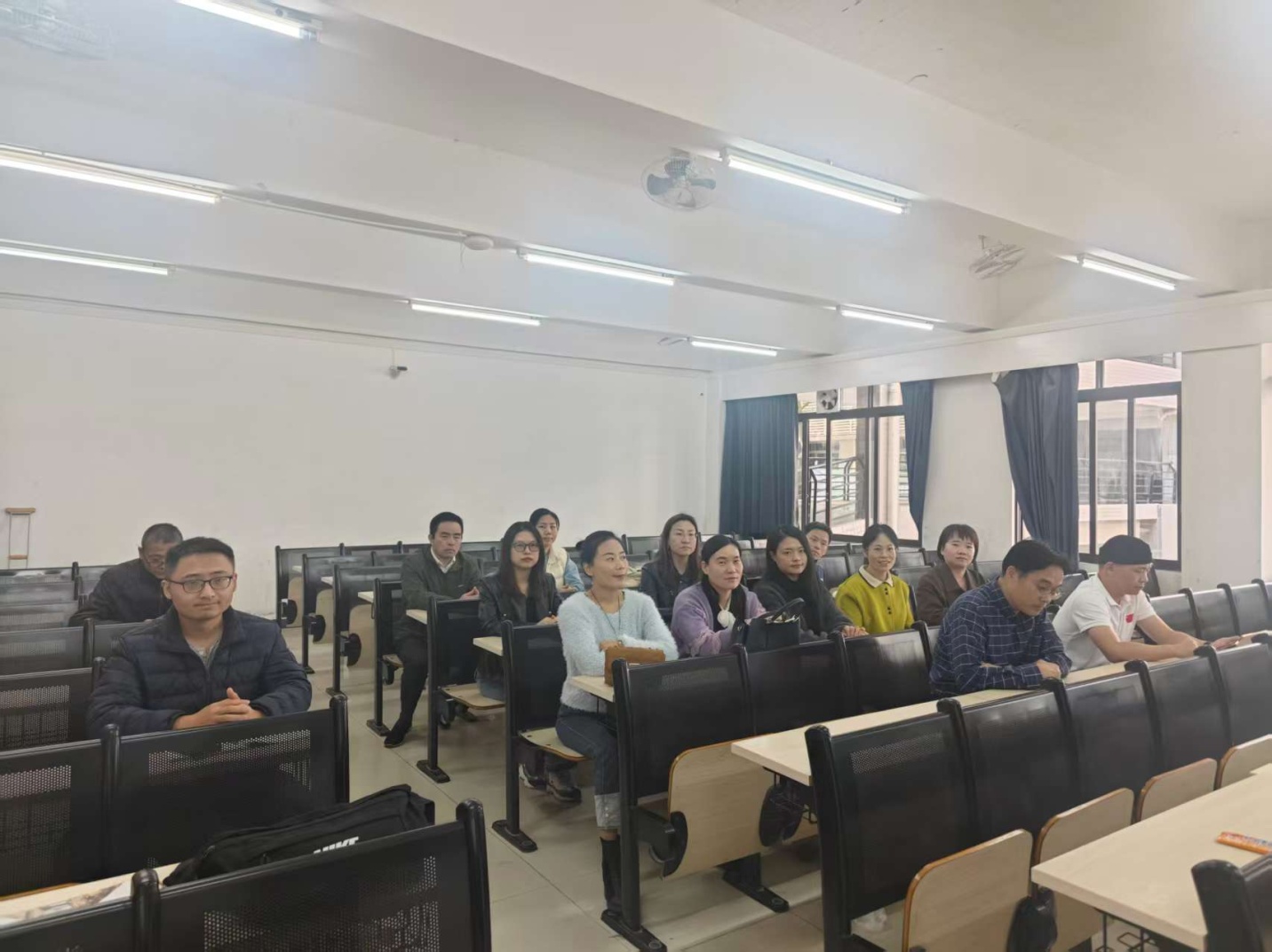 会议室里的人们AI 生成的内容可能不正确。 会议室里的人们AI 生成的内容可能不正确。