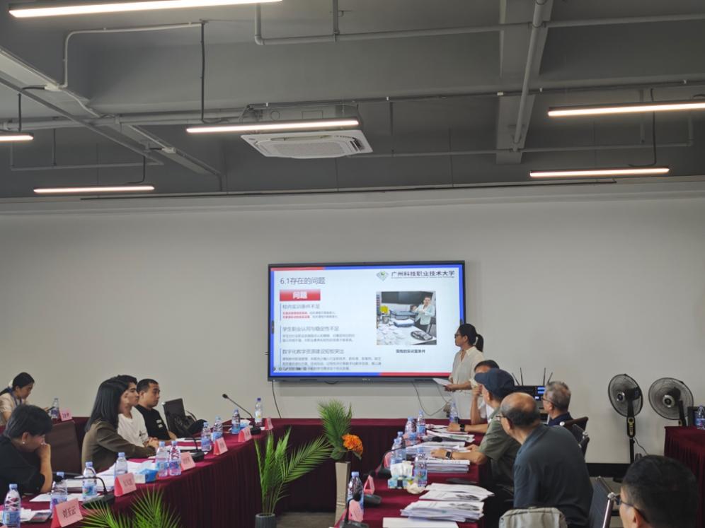 会议室里的人们
AI 生成的内容可能不正确。