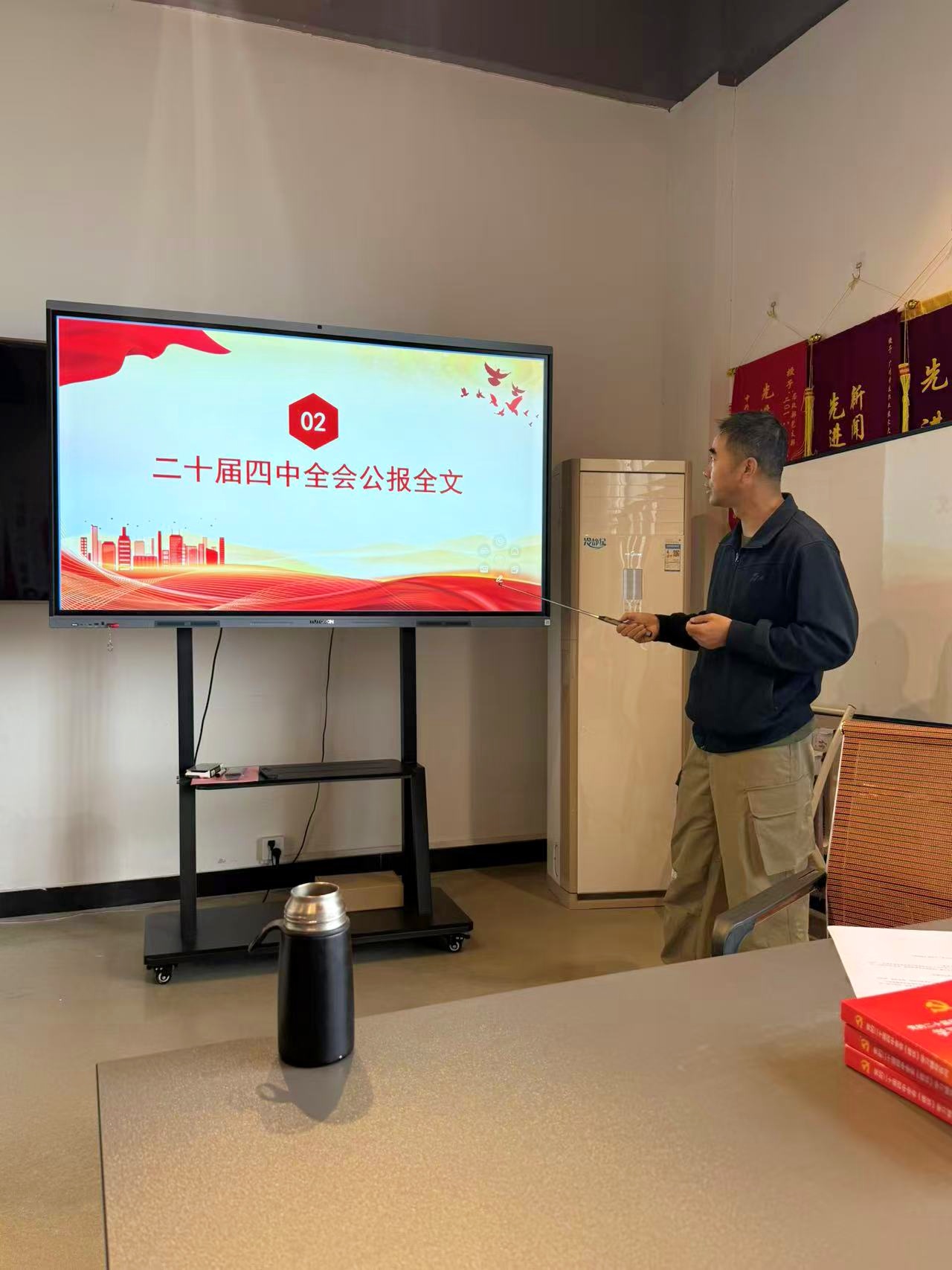 男人站在房间里

AI 生成的内容可能不正确。