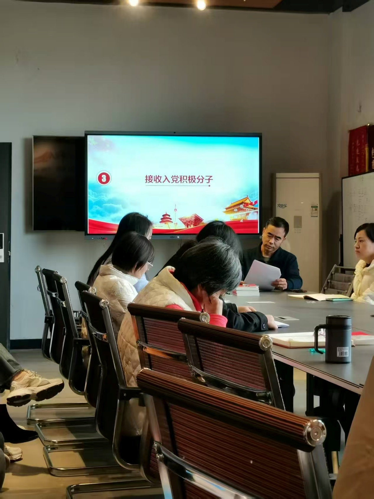 图片包含 室内, 桌子, 电脑, 男人

AI 生成的内容可能不正确。