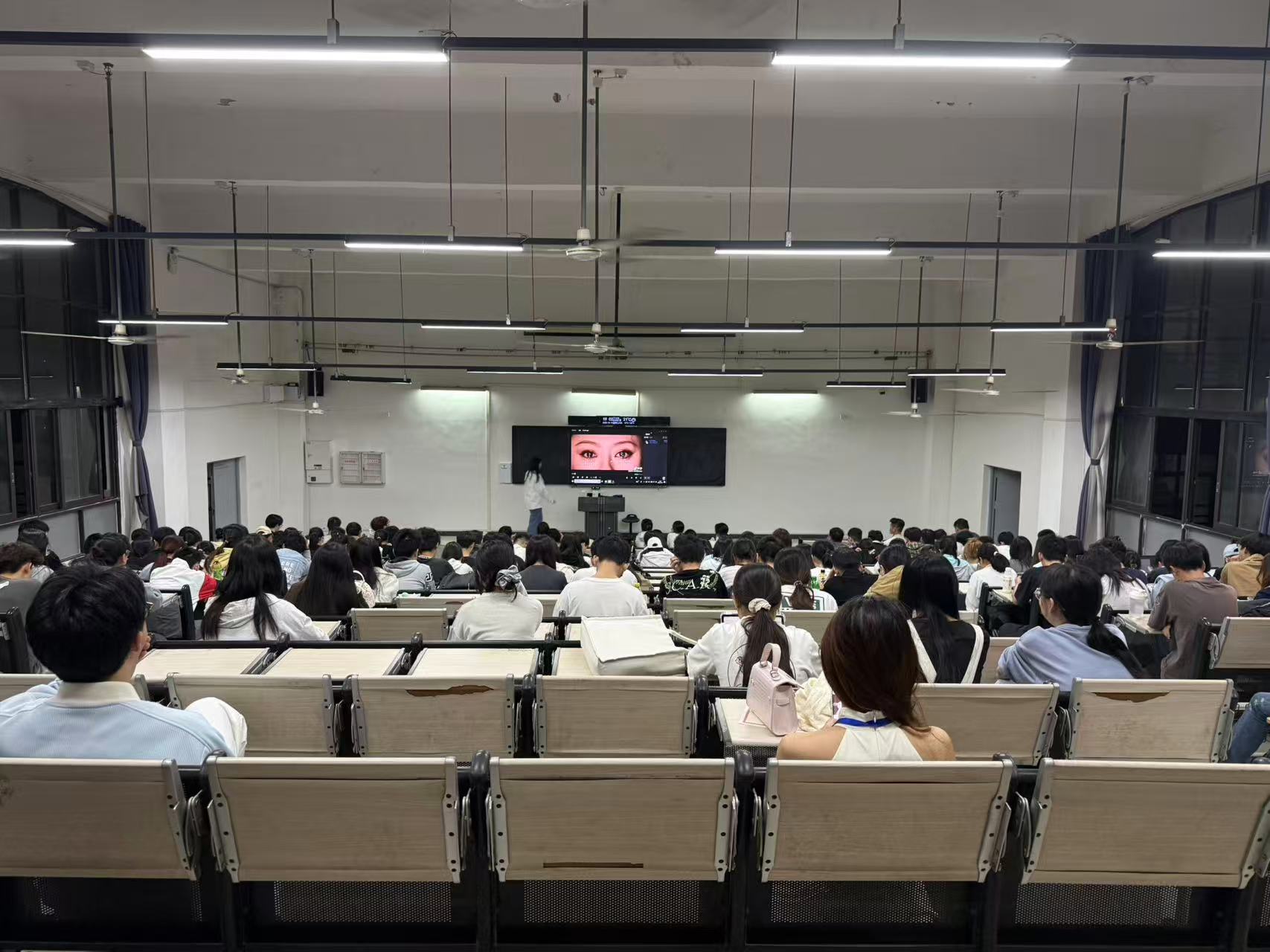 熊雨桀 甄嬛的高情商——不止宫斗照片1.jpg 熊雨桀 甄嬛的高情商——不止宫斗照片1.jpg