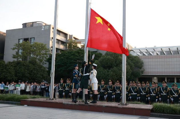 建筑前的广场上有许多人
AI 生成的内容可能不正确。
