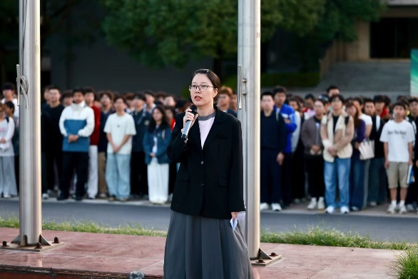 一群穿着西装的男人在街道上
AI 生成的内容可能不正确。