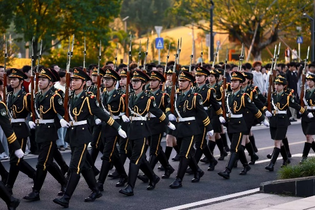 一群人在街道上游行
AI 生成的内容可能不正确。