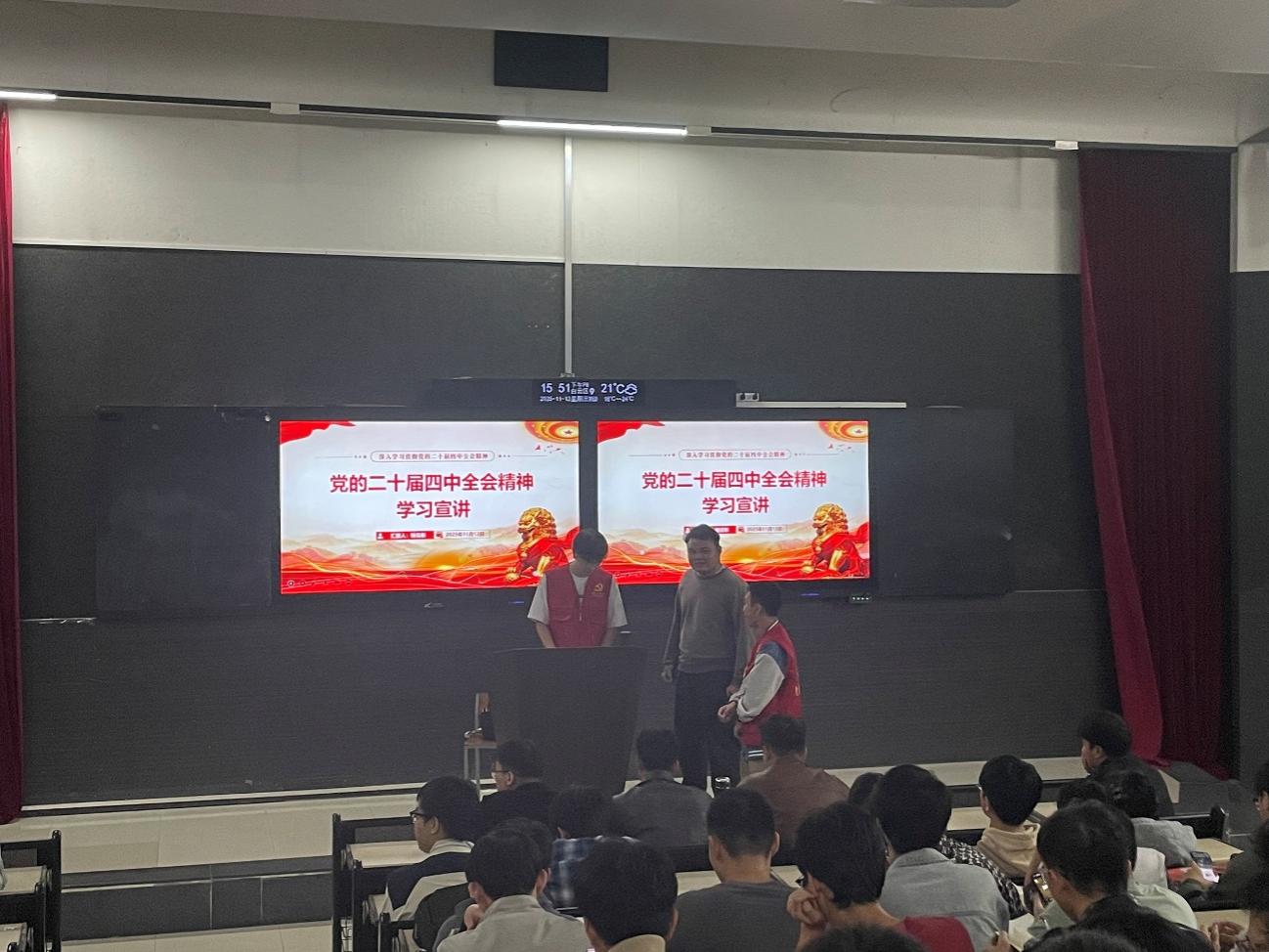 人们在看台上的人在商店里AI 生成的内容可能不正确。