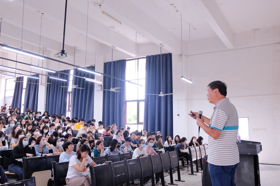 会议室里的人们

中度可信度描述已自动生成