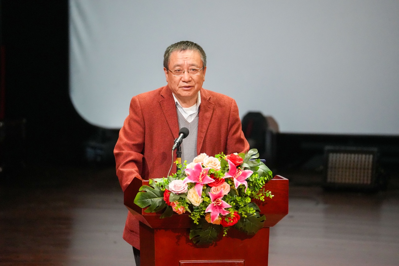 人戴着花

描述已自动生成 人戴着花

描述已自动生成