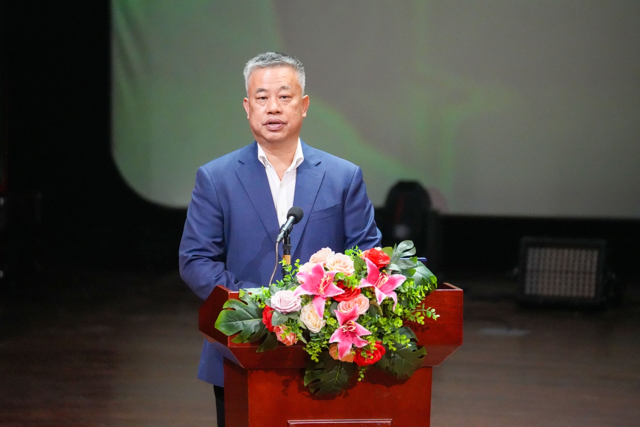 人站在花前

描述已自动生成 人站在花前

描述已自动生成