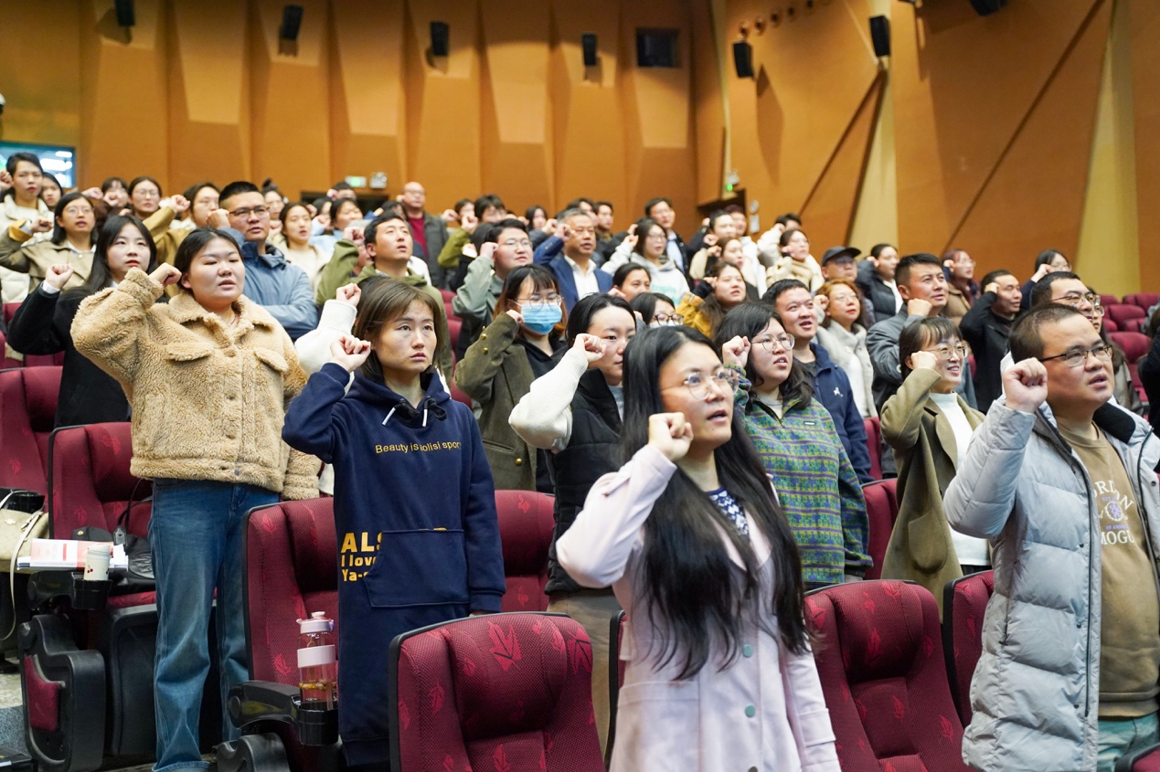 礼堂里有许多人

描述已自动生成 礼堂里有许多人

描述已自动生成