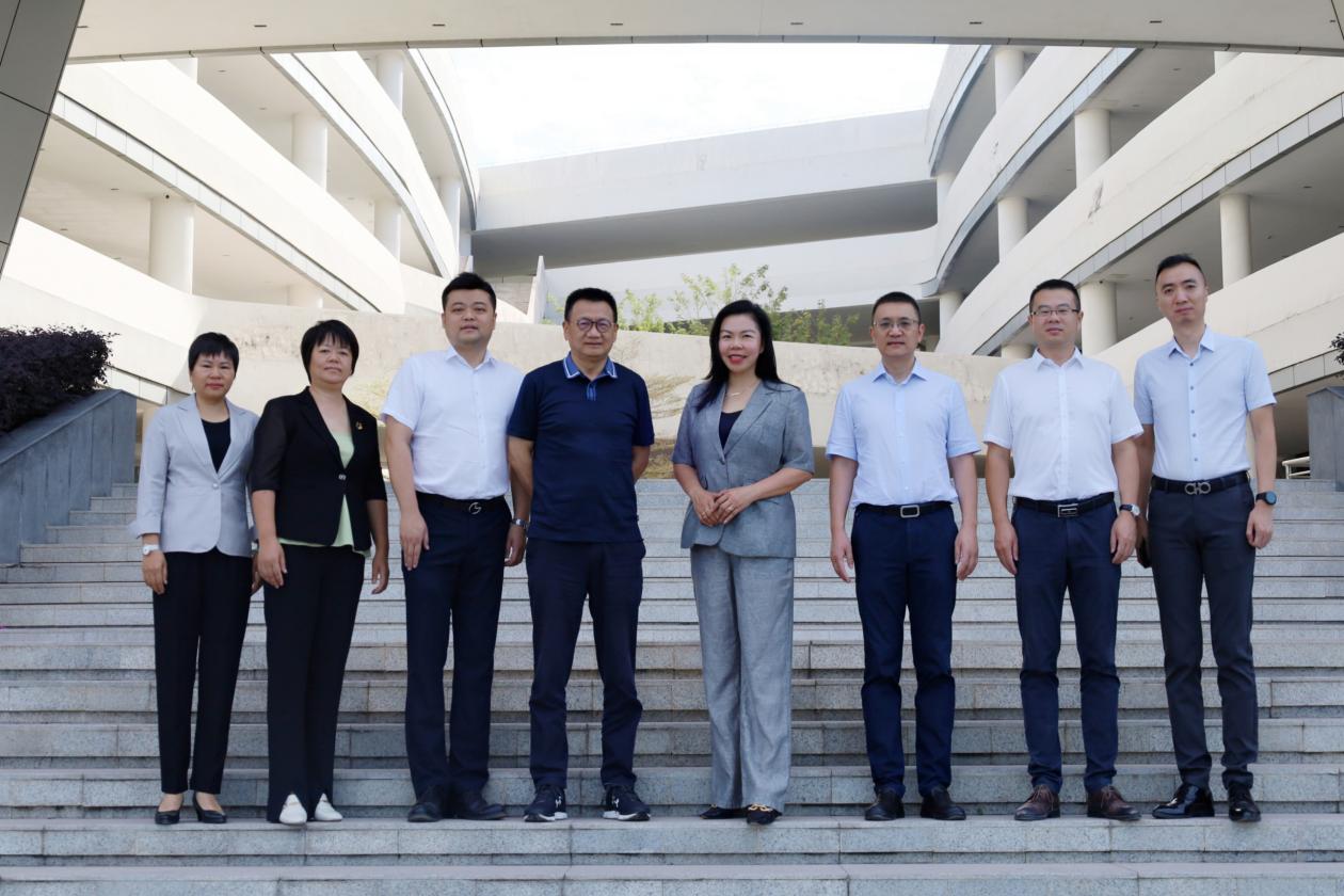 图书馆外合影（1）