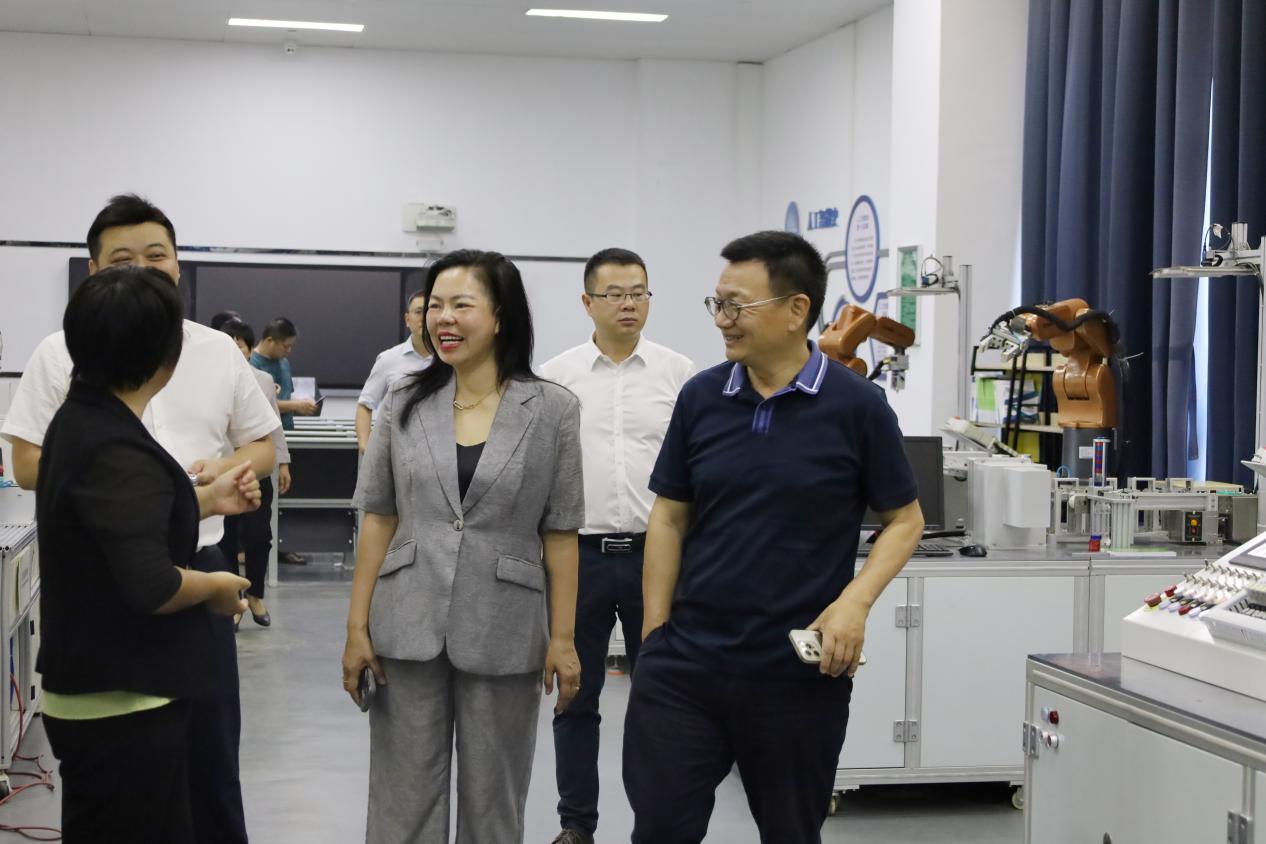 参观学校专业实训基地