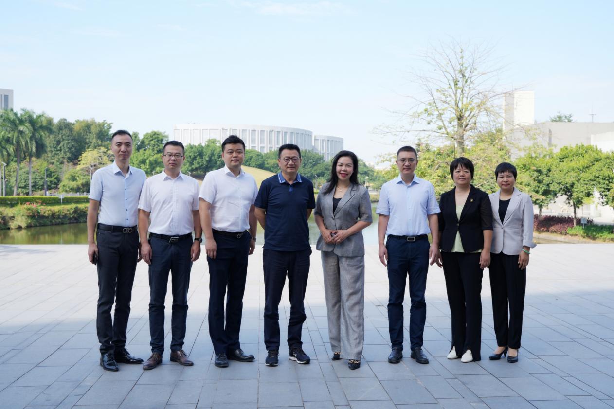 图书馆外合影（2）