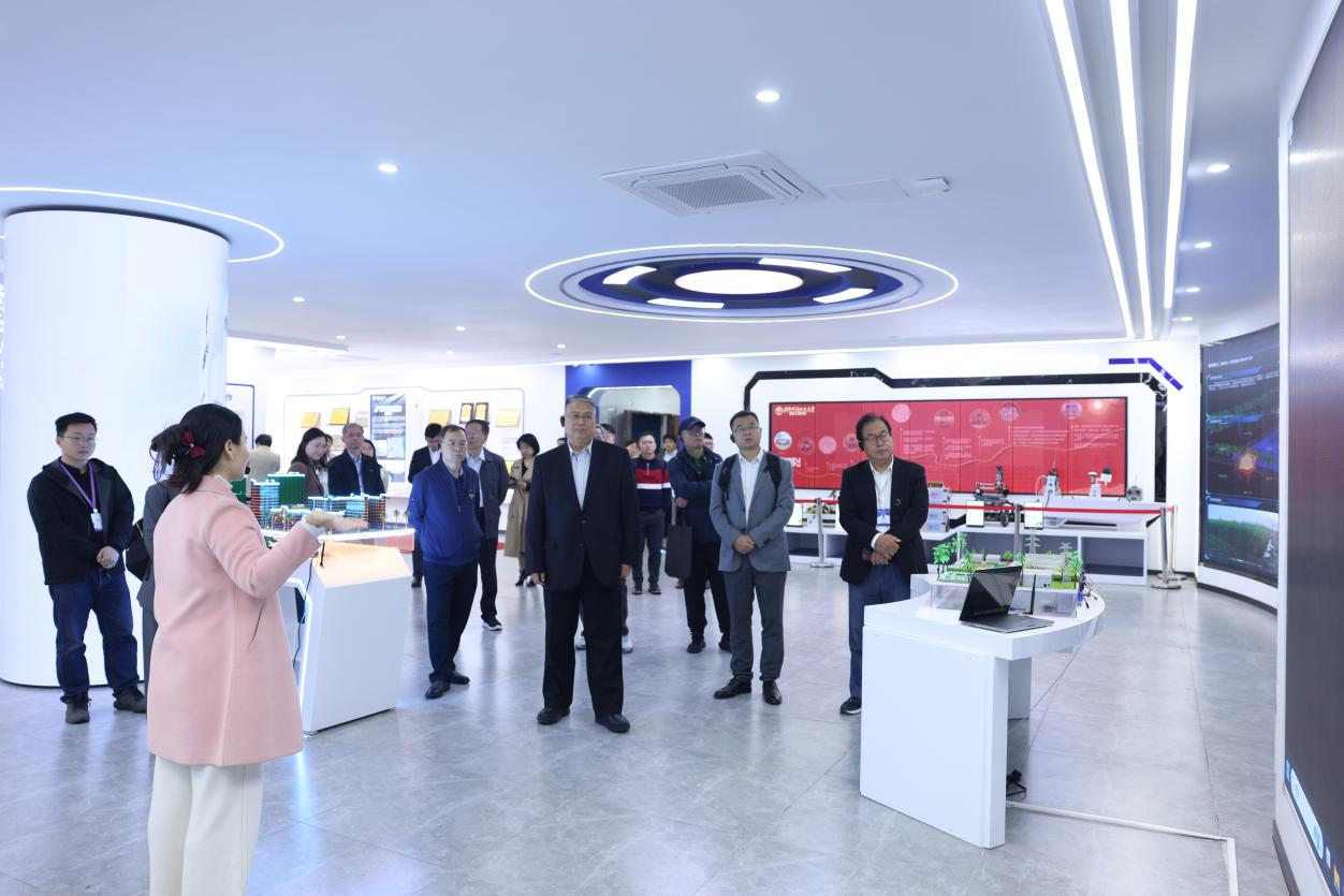 乐鱼手机平台_乐鱼（中国）校长张连绪一行参观数字化智能展厅