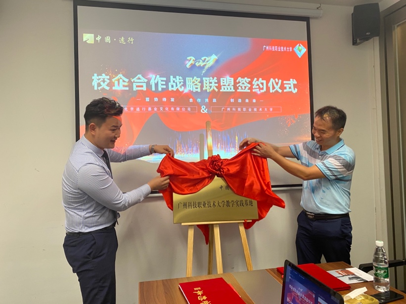 图片包含 人, 室内, 男人, 桌子

描述已自动生成