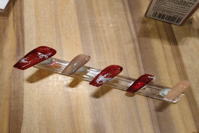 桌子上的手机AI 生成的内容可能不正确。 桌子上的手机AI 生成的内容可能不正确。