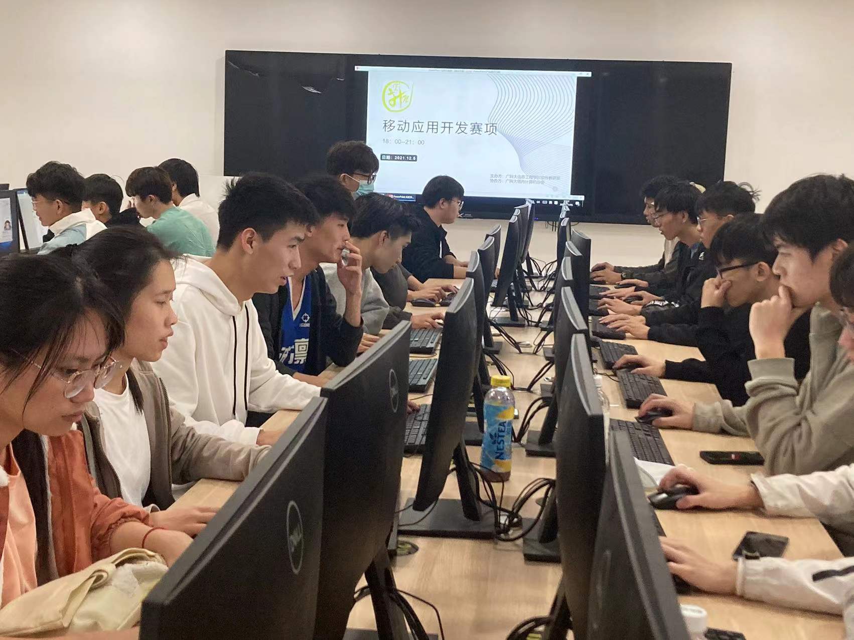 G:\02-广州科技职业技术学院\000 各种竞赛资料\00000 2021年10月技能竞赛报名表\广科大校级竞赛方案\校级竞赛新闻稿报道+拍照现场照片\(修改后)软件教研室+校级竞赛+总结-成绩-图片等(卢爱芬)\竞赛现场拍照图片\校级移动应用开发赛项图片\4797df693ae1d2e3d123d47992cef43.jpg