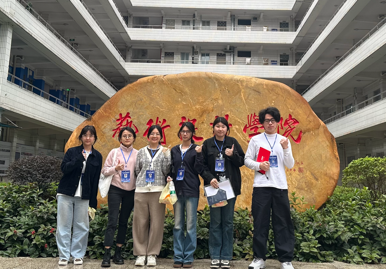 一群人站在建筑前中度可信度描述已自动生成 一群人站在建筑前中度可信度描述已自动生成