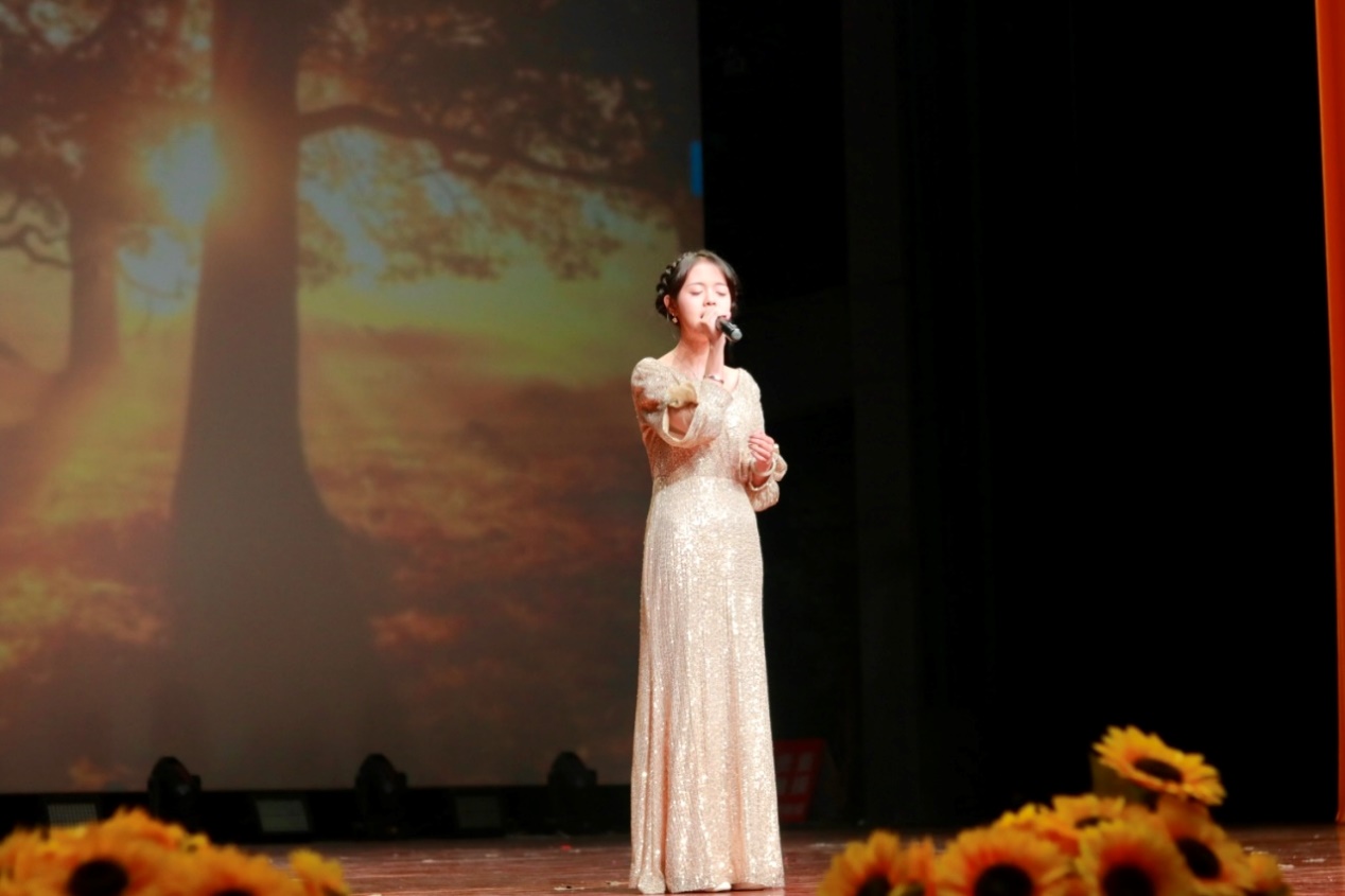 模糊的照片上有人在表演

AI 生成的内容可能不正确。